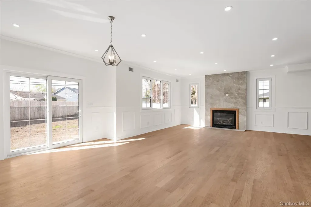 10 Faye Court Plainview NY 11803