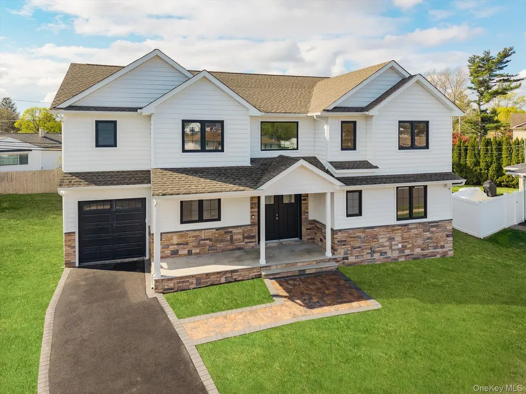 10 Faye Court Plainview NY 11803