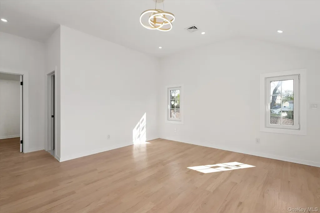 10 Faye Court Plainview NY 11803