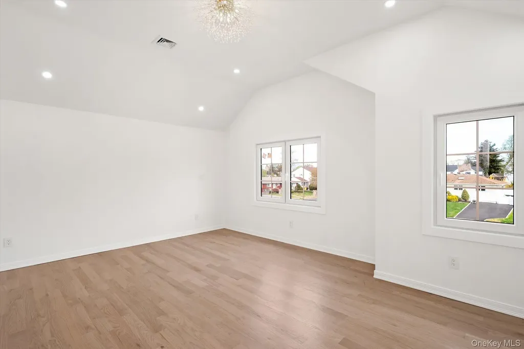 10 Faye Court Plainview NY 11803