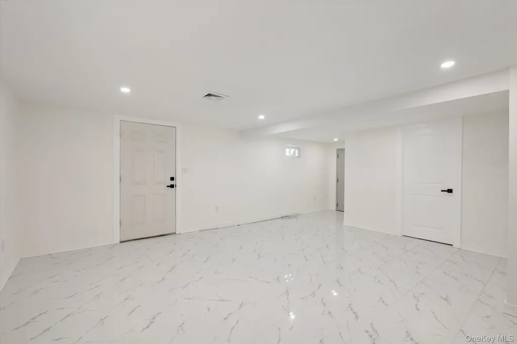 10 Faye Court Plainview NY 11803