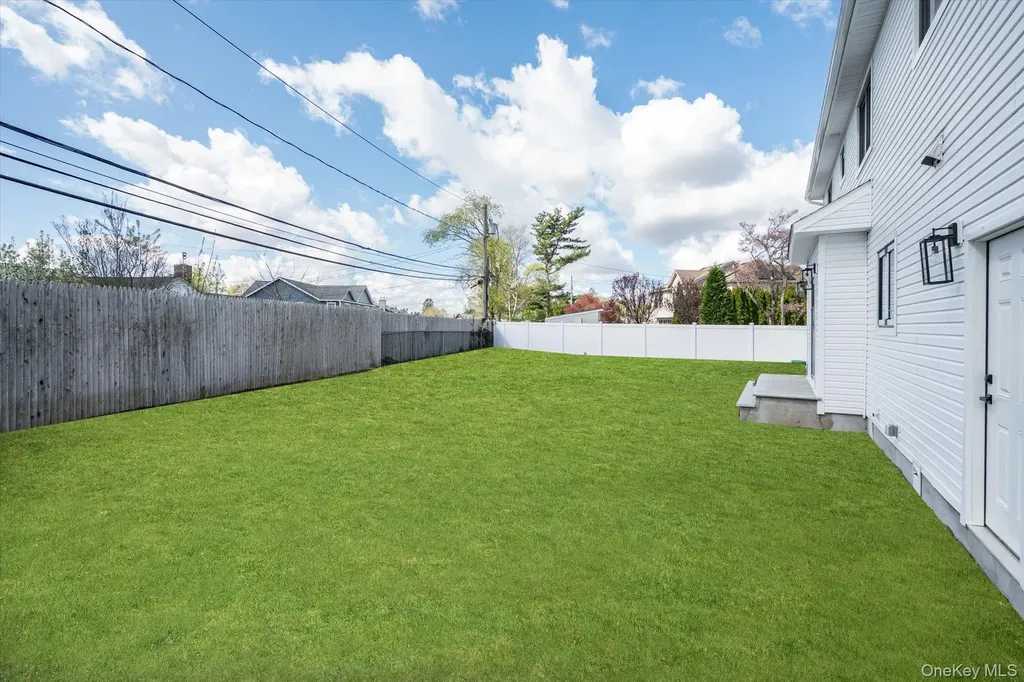 10 Faye Court Plainview NY 11803