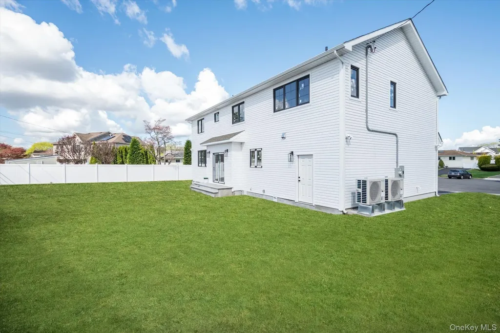 10 Faye Court Plainview NY 11803