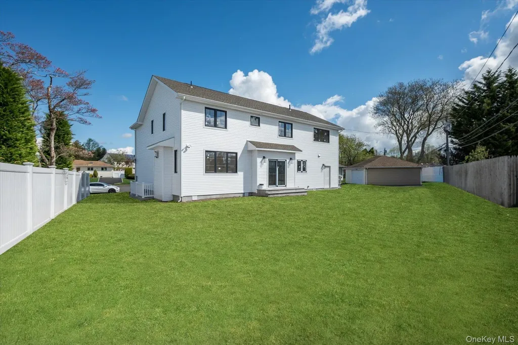 10 Faye Court Plainview NY 11803