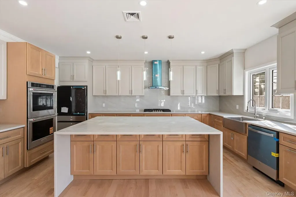 10 Faye Court Plainview NY 11803