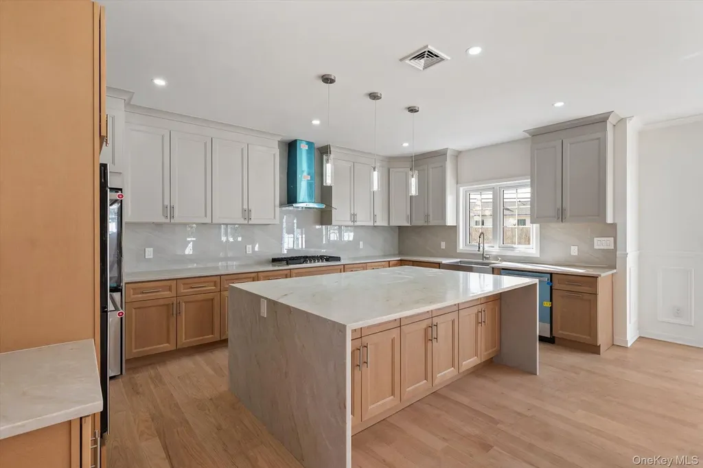10 Faye Court Plainview NY 11803