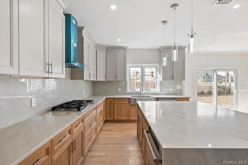 10 Faye Court Plainview NY 11803