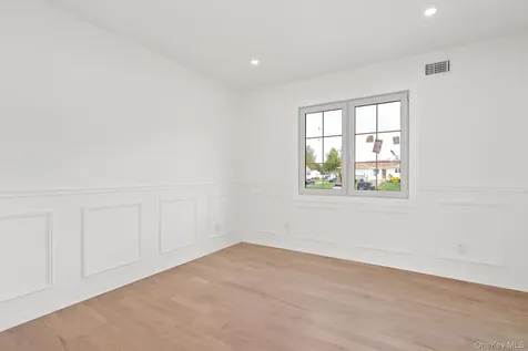 10 Faye Court Plainview NY 11803