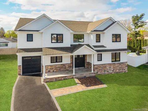 10 Faye Court Plainview NY 11803