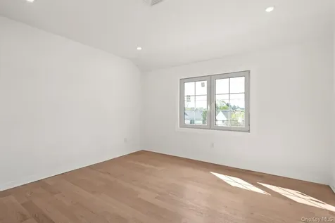 10 Faye Court Plainview NY 11803