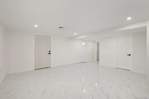 10 Faye Court Plainview NY 11803