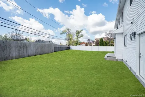 10 Faye Court Plainview NY 11803