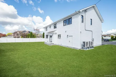 10 Faye Court Plainview NY 11803