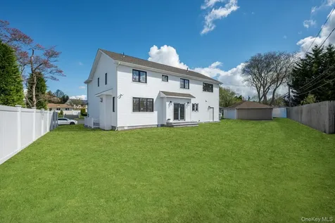 10 Faye Court Plainview NY 11803
