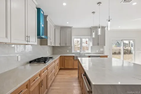 10 Faye Court Plainview NY 11803