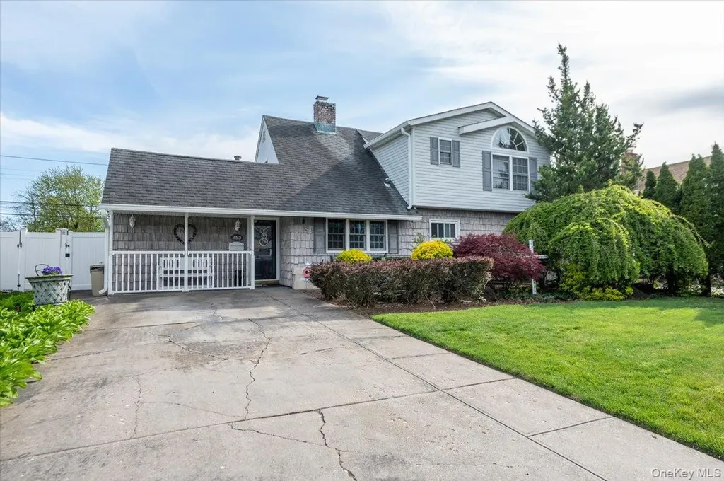 253 Blacksmith Road S Levittown NY 11756