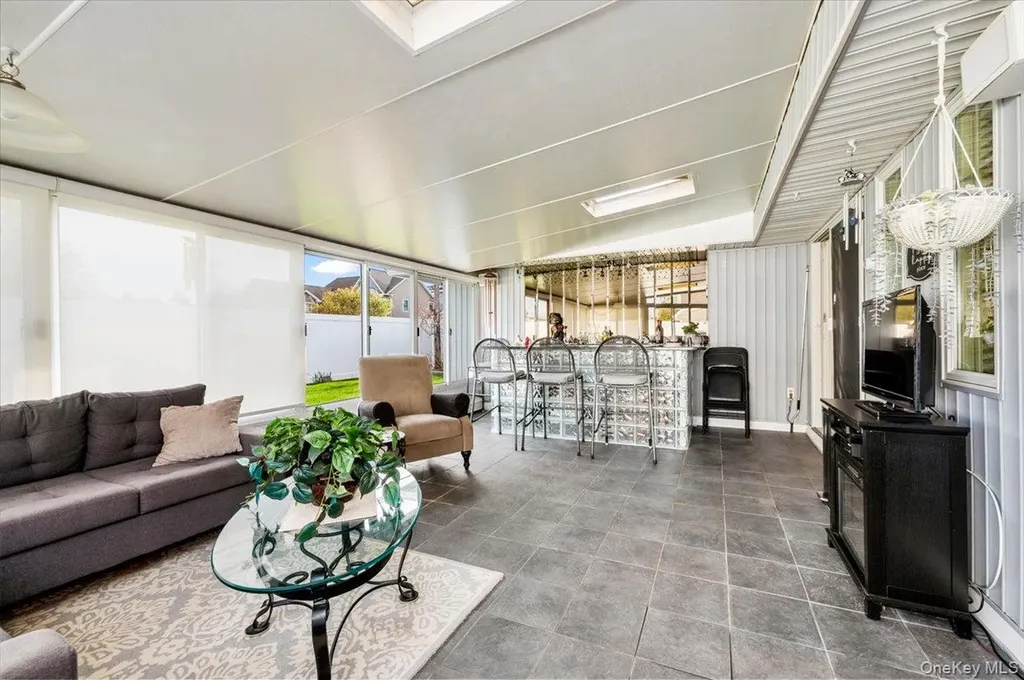 253 Blacksmith Road S Levittown NY 11756