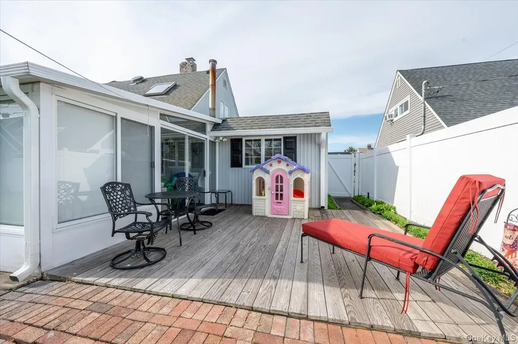 253 Blacksmith Road S Levittown NY 11756