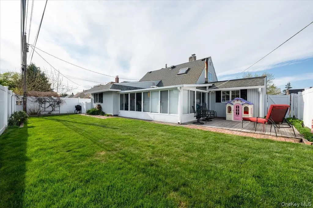 253 Blacksmith Road S Levittown NY 11756