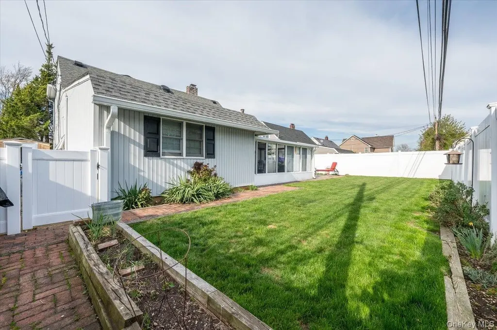 253 Blacksmith Road S Levittown NY 11756