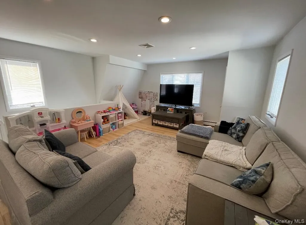 512 E Penn Street Long Beach NY 11561