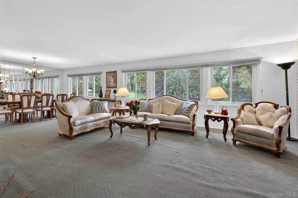 2 Vanad Drive East Hills NY 11576