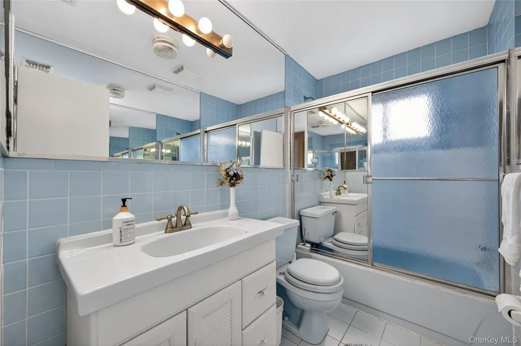2 Vanad Drive East Hills NY 11576