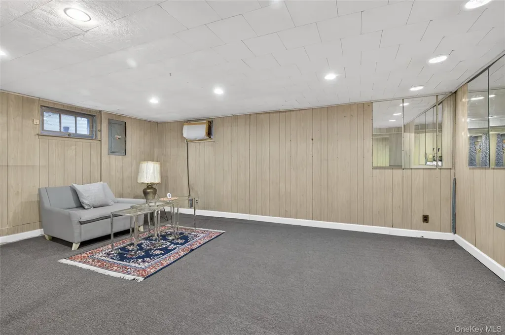 2 Vanad Drive East Hills NY 11576
