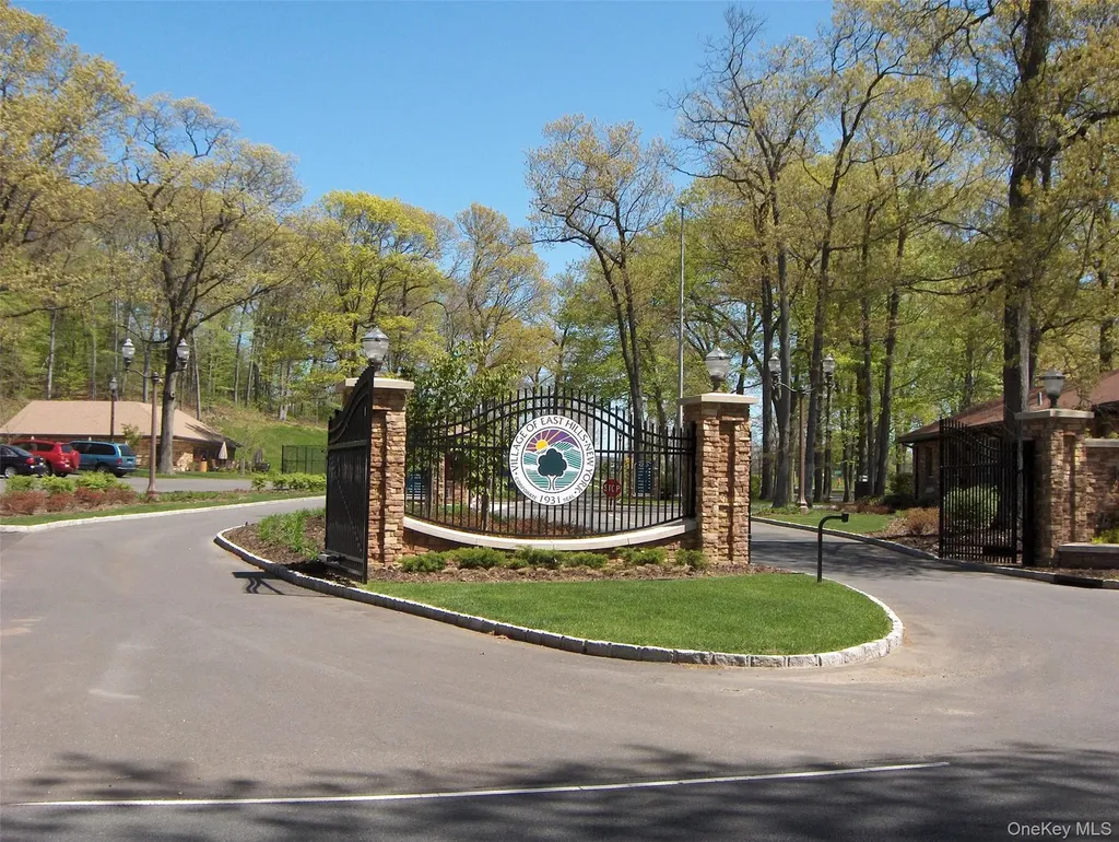 2 Vanad Drive East Hills NY 11576