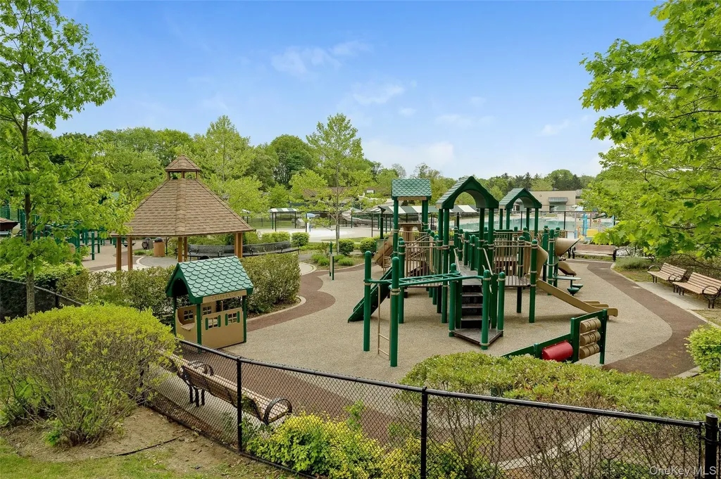 2 Vanad Drive East Hills NY 11576