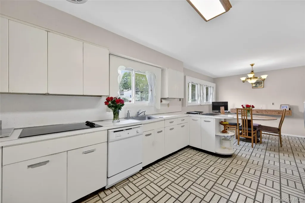 2 Vanad Drive East Hills NY 11576