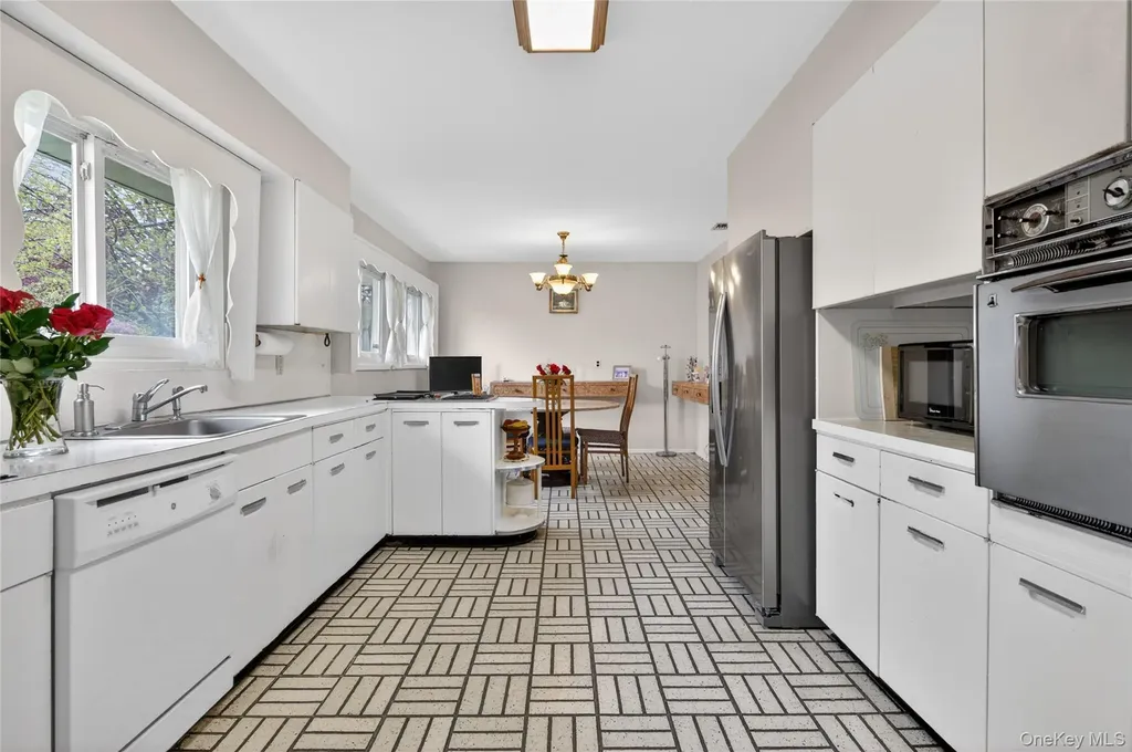2 Vanad Drive East Hills NY 11576