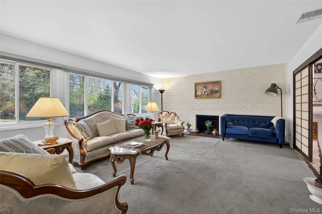 2 Vanad Drive East Hills NY 11576