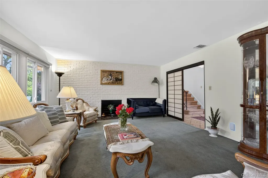 2 Vanad Drive East Hills NY 11576