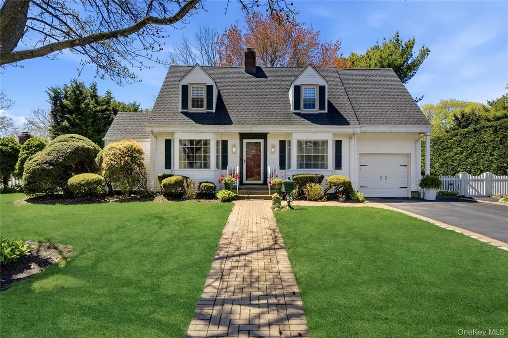 93 S Bay Avenue Brightwaters NY 11718