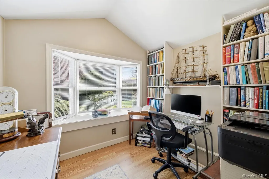 93 S Bay Avenue Brightwaters NY 11718