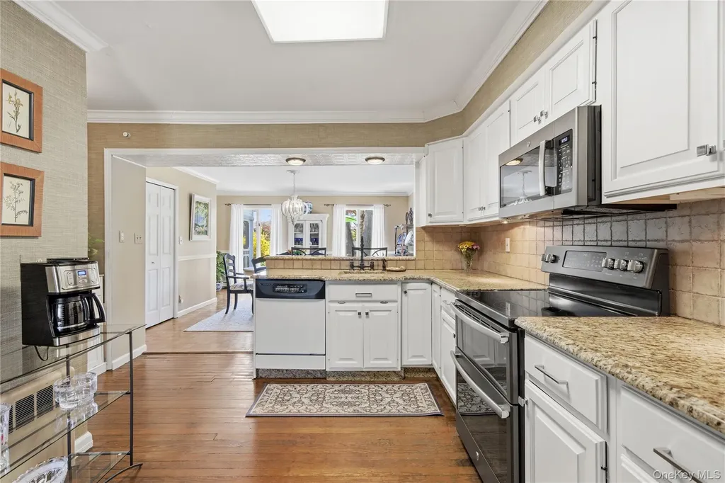 93 S Bay Avenue Brightwaters NY 11718