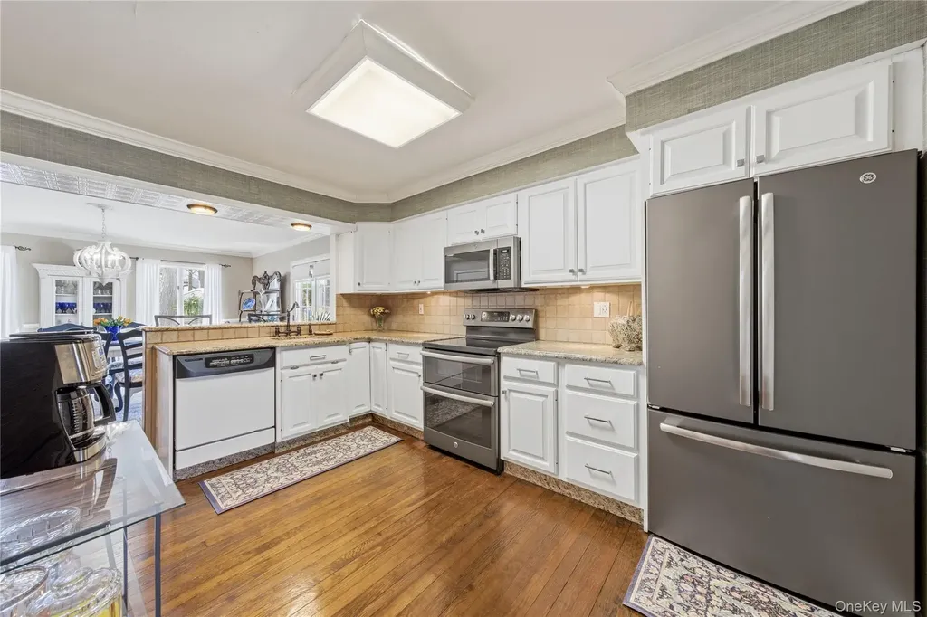 93 S Bay Avenue Brightwaters NY 11718