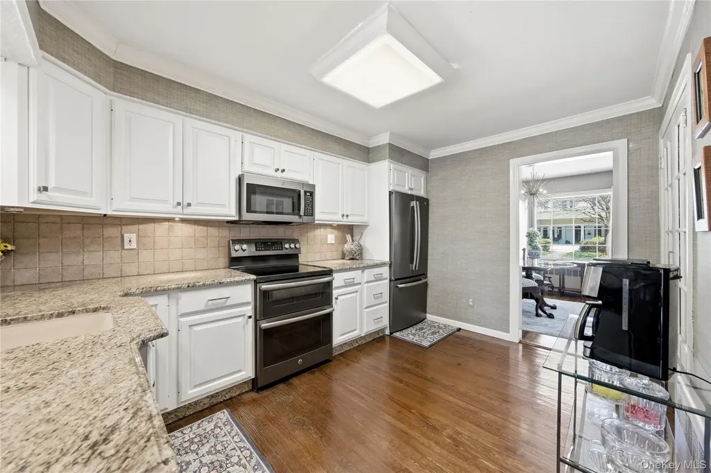 93 S Bay Avenue Brightwaters NY 11718