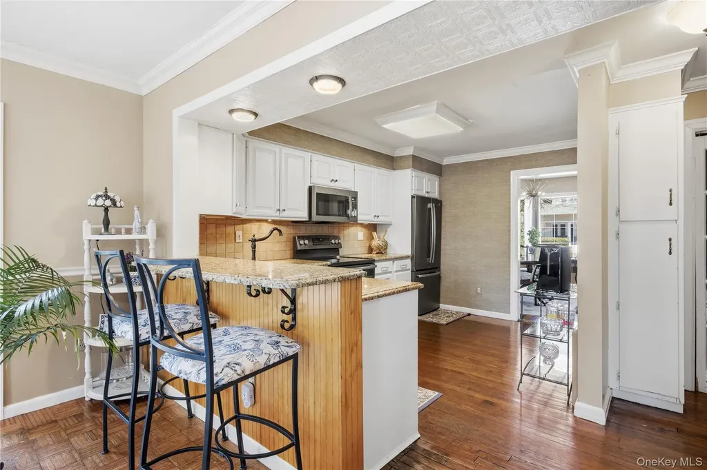 93 S Bay Avenue Brightwaters NY 11718