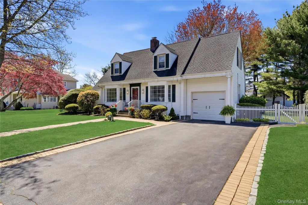 93 S Bay Avenue Brightwaters NY 11718