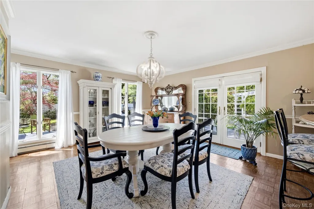 93 S Bay Avenue Brightwaters NY 11718