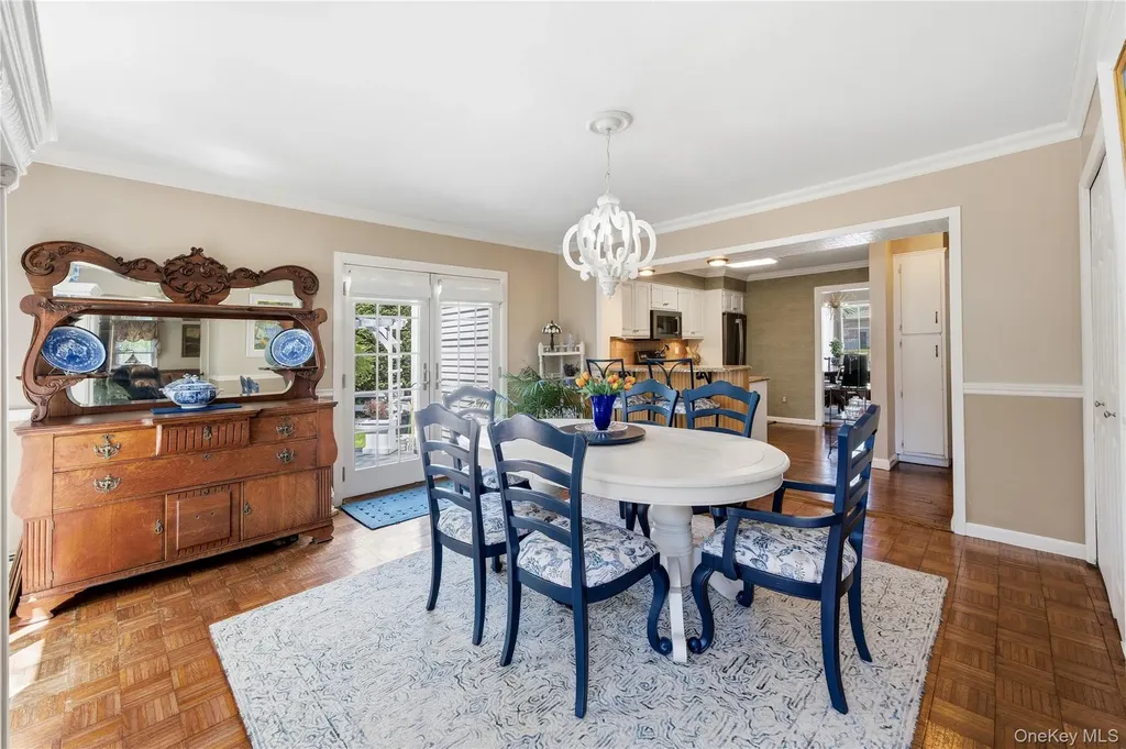 93 S Bay Avenue Brightwaters NY 11718