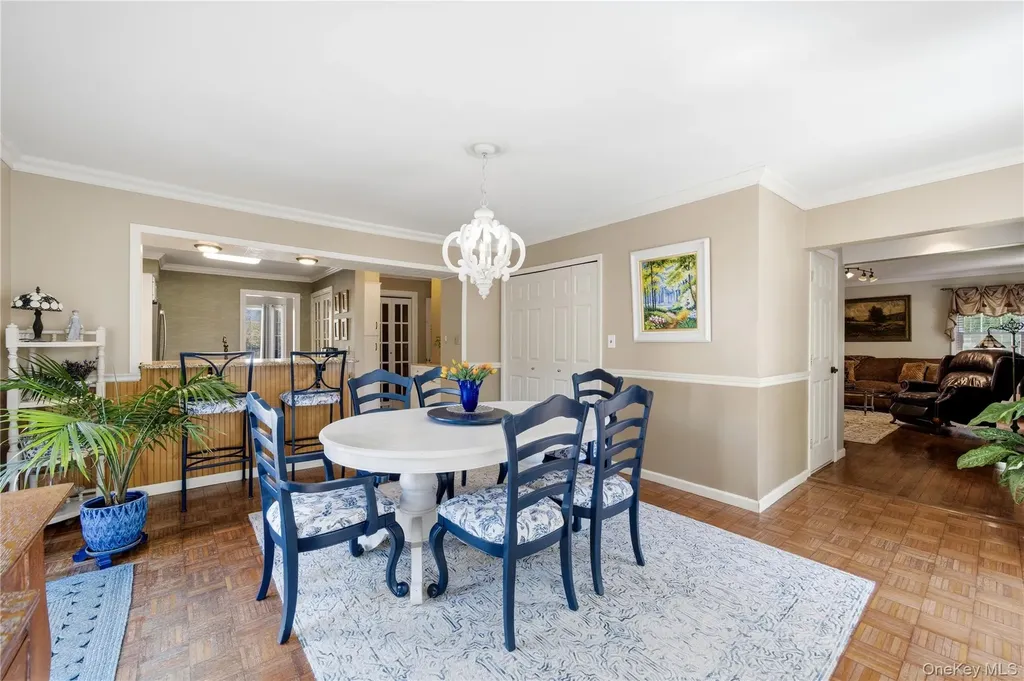 93 S Bay Avenue Brightwaters NY 11718