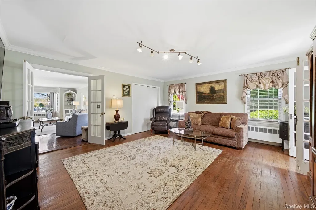 93 S Bay Avenue Brightwaters NY 11718