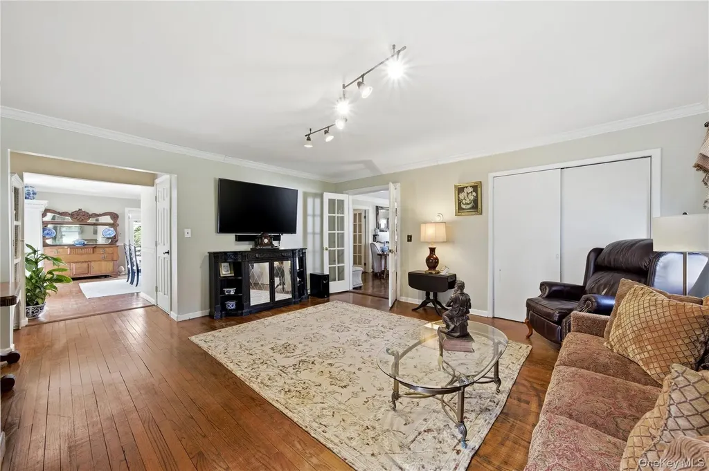 93 S Bay Avenue Brightwaters NY 11718