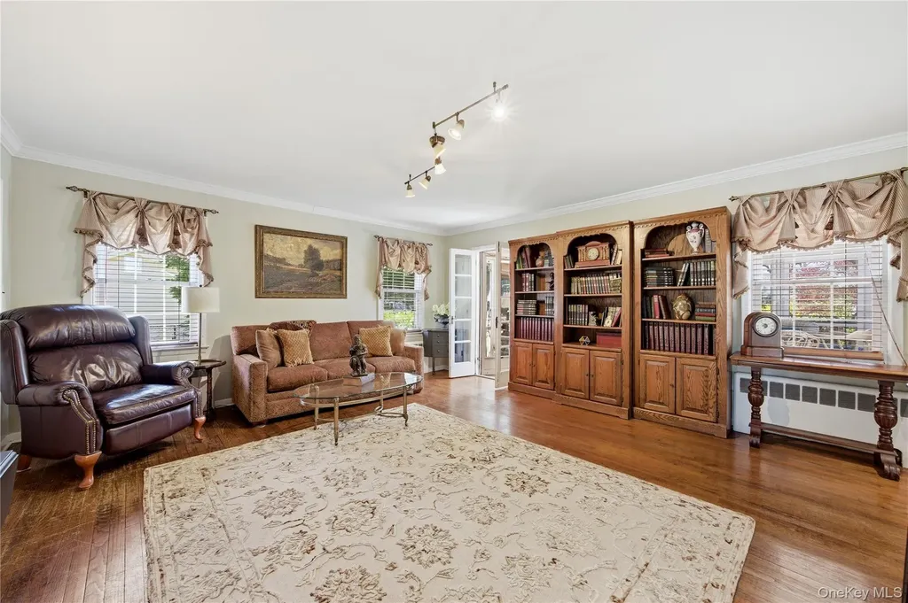 93 S Bay Avenue Brightwaters NY 11718