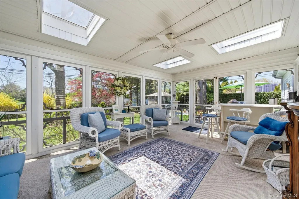 93 S Bay Avenue Brightwaters NY 11718