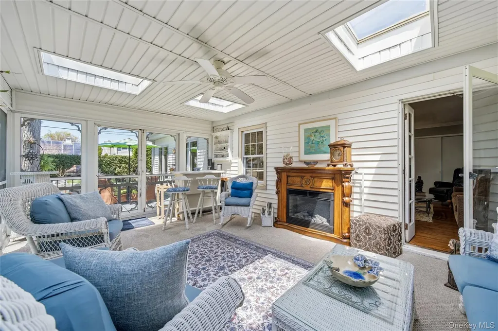 93 S Bay Avenue Brightwaters NY 11718