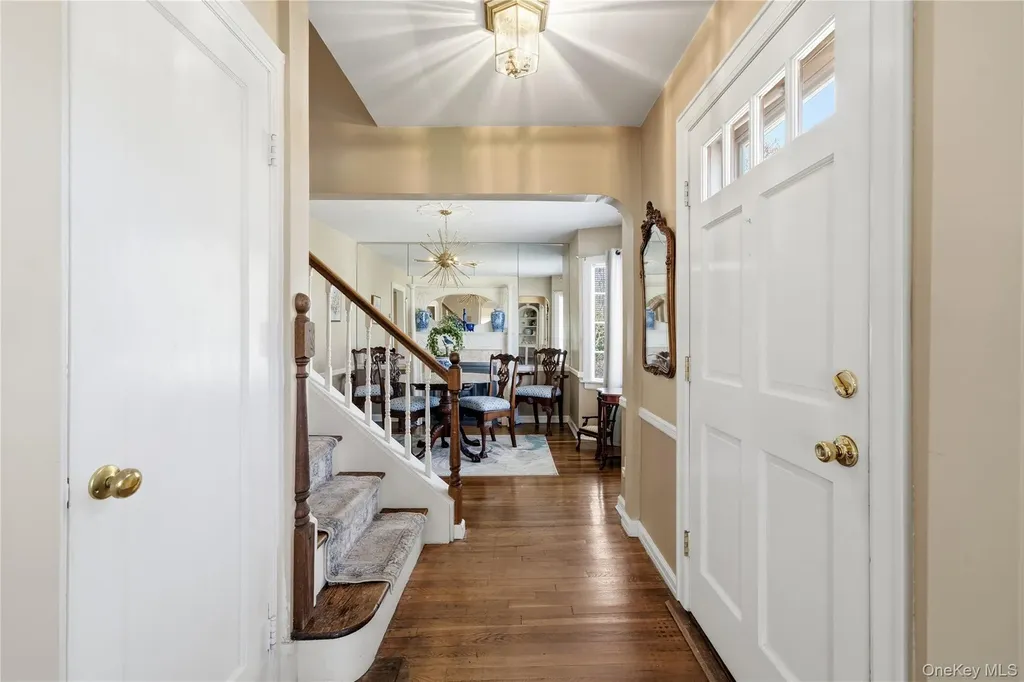 93 S Bay Avenue Brightwaters NY 11718